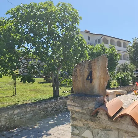 Apartment Comfort With Vineyard View